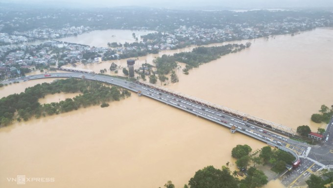 Hai cầu đường sắt vượt sông Hương chạy song song với cầu đường bộ. Ảnh: Võ Thạnh