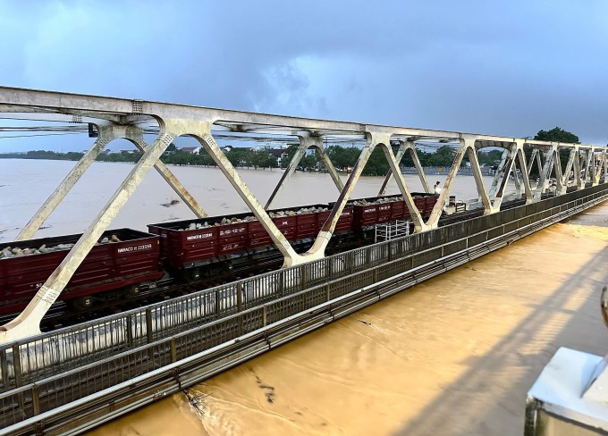 Tàu hàng được kéo ra án ngữ trên cầu Bạch Hổ tối 29/10. Ảnh: VNR