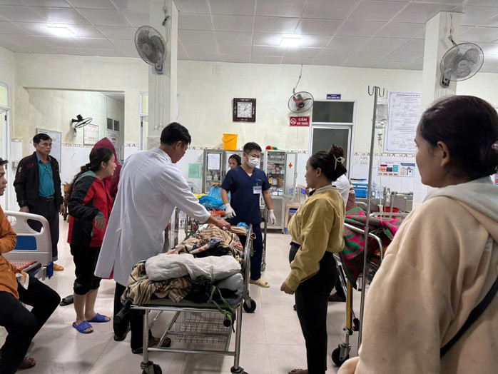 3 nạn nhân chấn thương nặng được khiêng đến Trung tâm y tế khu vực Trà My gần 2 giờ sáng 30-10