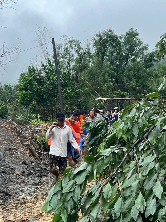 VIDEO: Hành trình kịch tính như phim, xuyên đêm cứu 3 người ở Đà Nẵng - 1
