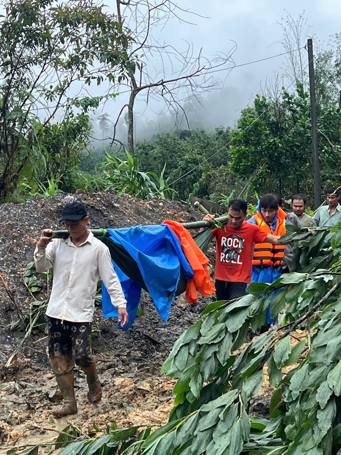 Các nạn nhân bị sạt lở đất vùi lấp, chấn thương nặng