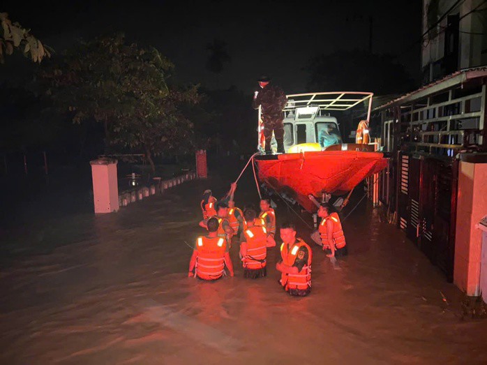 Lũ ở Đà Nẵng vượt mốc lịch sử 1964, người dân kêu cứu trong đêm - 1