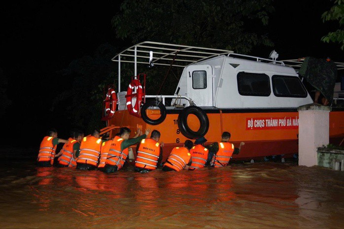 Lũ ở Đà Nẵng vượt mốc lịch sử 1964, người dân kêu cứu trong đêm - 2