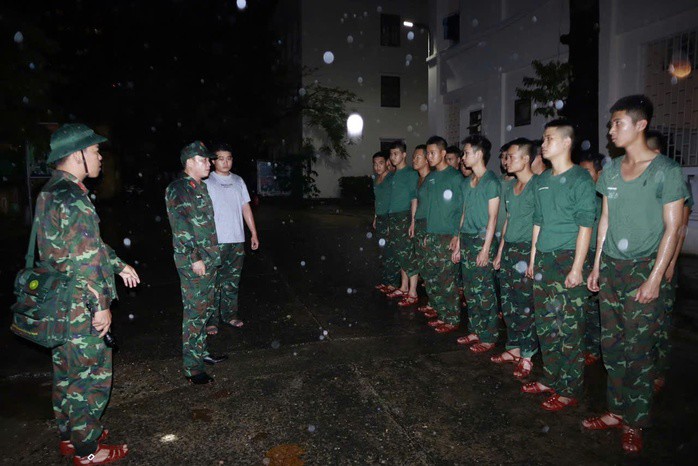 Bộ Chỉ huy quân sự TP Đà Nẵng triển khai lực lượng hỗ trợ dân trong đêm