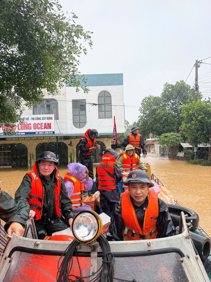 Lũ ở Đà Nẵng vượt mốc lịch sử 1964, người dân kêu cứu trong đêm - 6