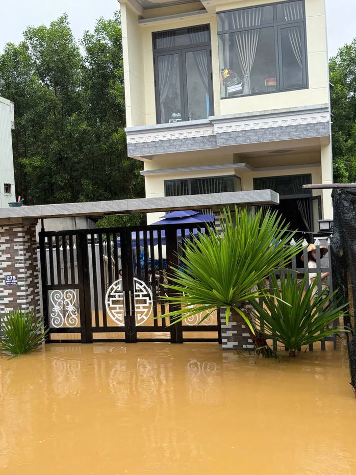 Lũ ở Đà Nẵng vượt mốc lịch sử 1964, người dân kêu cứu trong đêm - 9