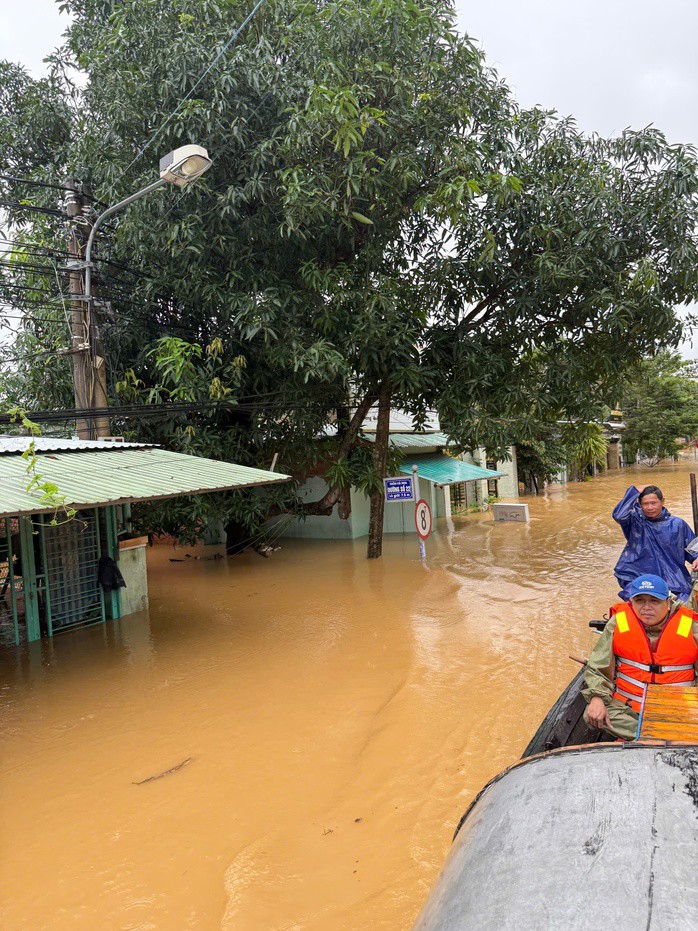 Lũ ở Đà Nẵng vượt mốc lịch sử 1964, người dân kêu cứu trong đêm - 7