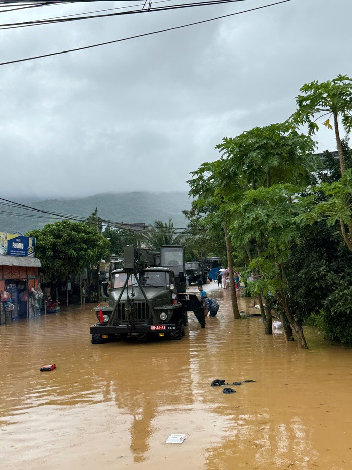 Lũ ở Đà Nẵng vượt mốc lịch sử 1964, người dân kêu cứu trong đêm - 11