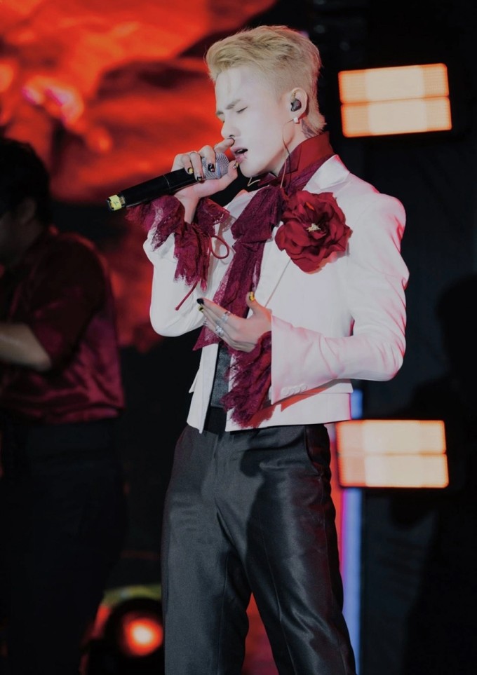 Jack biểu diễn ca khúc mới bị cho là phản cảm trên sân khấu Hà Nội, giữa tháng 10.