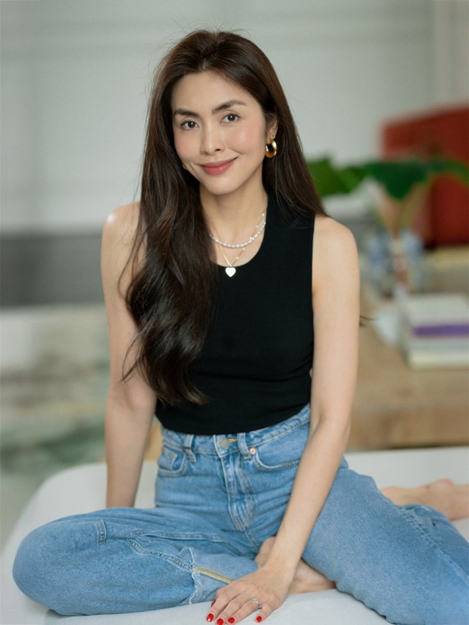 Chia sẻ bộ hình chụp ngẫu hứng mừng sinh nhật tuổi 39 trên trang cá nhân, Tăng Thanh Hà nói cô đang ở giai đoạn thật đẹp của cuộc đời. Cô thấy tự do tự tại, biết ơn vì mọi điều mình đang có và háo hức với chặng đường phía trước.