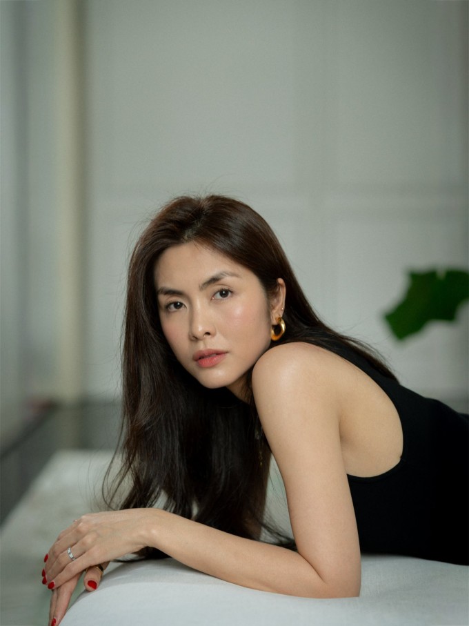 Cô yêu mọi dấu vết thời gian trên gương mặt, đặc biệt là đôi mắt sâu xuất hiện kể từ khi có con. Cô coi đó là một kiệt tác của hành trình làm mẹ và nét đẹp của sự trải nghiệm. "Mình học cách yêu chính mình và đón nhận những thay đổi ấy bằng lòng biết ơn. Bởi đã đi qua bao năm tháng buồn vui đầy đủ, cơ thể này cũng xứng đáng mang theo những dấu vết để nhớ, như những dấu mốc của một hành trình đã qua", cô viết.