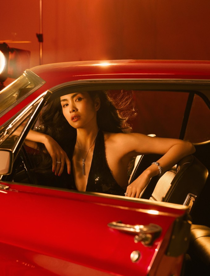 Sau ba lần sinh nở, Tăng Thanh Hà vẫn giữ được vóc dáng mảnh mai và gợi cảm. Trong những lần hiếm hoi làm mẫu ảnh, cô đều nhận vô số lời khen cho nhan sắc mặn mà, rực rỡ và thân hình cân đối.