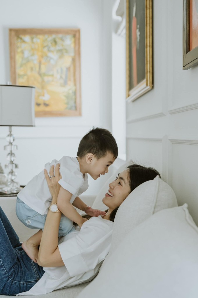 Trong khi đó, cậu út Mason luôn khiến trái tim Tăng Thanh Hà tan chảy bởi những biểu cảm dễ thương, câu nói ngọt ngào. "Mỗi lần ở bên em, mẹ cảm giác trái tim mẹ tràn đầy hạnh phúc rồi nó lan tỏa khắp lồng ngực, như tâm hồn mẹ đang mỉm cười", cô viết cho Mason khi cậu nhóc tròn ba tuổi hồi cuối năm ngoái.