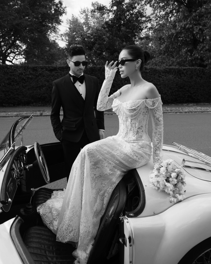 Váy cưới ren ôm sát thân hình của Berta.