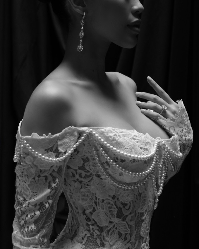 Đầm trang trí bằng những chi tiết ngọc trai tinh xảo.