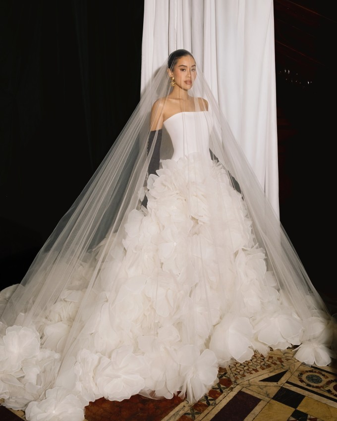 Đầm cúp ngực đính kết hàng trăm bông hoa thủ công.