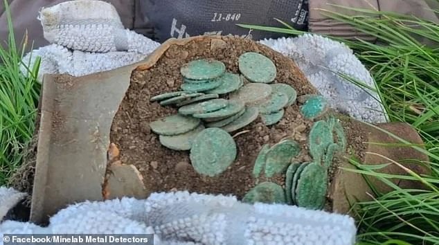 Kho báu này do David Moss, 36 tuổi, đến từ Cheshire, khai quật.