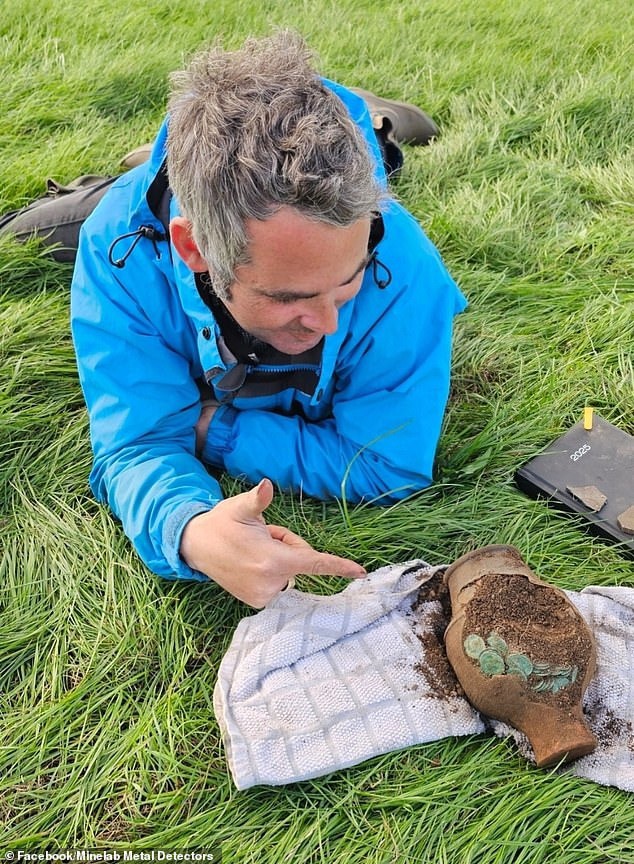 Ông Moss đã ngủ cùng số tiền xu trong 3 ngày vì lo sợ chúng có thể bị đánh cắp.