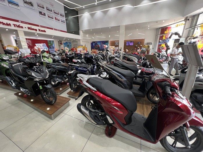 Khách thưa thớt tại cửa hàng xe máy