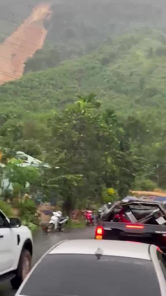 Sạt lở nghiêm trọng tại tuyến quốc lộ 40B.