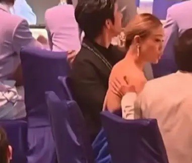 Khoảnh khắc gây tranh cãi của Thành Long với Dung Tổ Nhi.