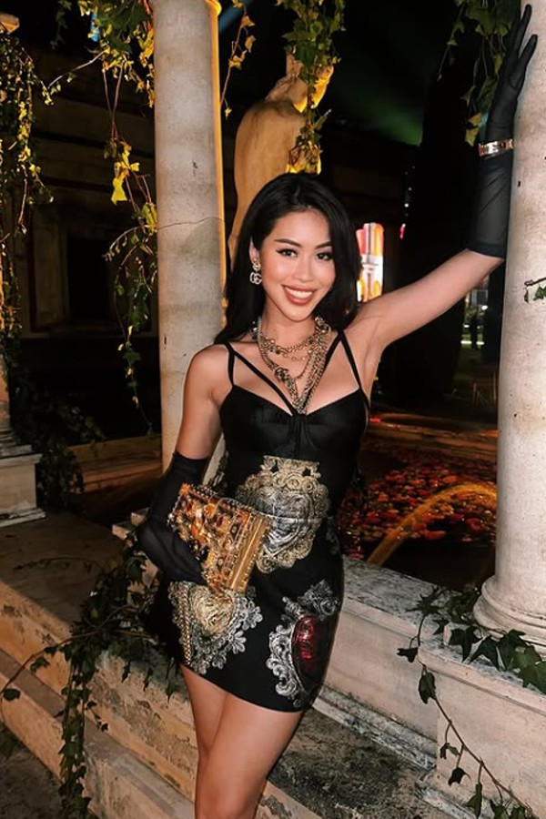 Tiên Nguyễn ngay từ nhỏ đã nổi tiếng với vẻ đẹp rất cuốn hút, chuẩn danh xưng "con nhà người ta". Cô nàng sở hữu nước da bánh mật, vóc dáng chuẩn đẹp.