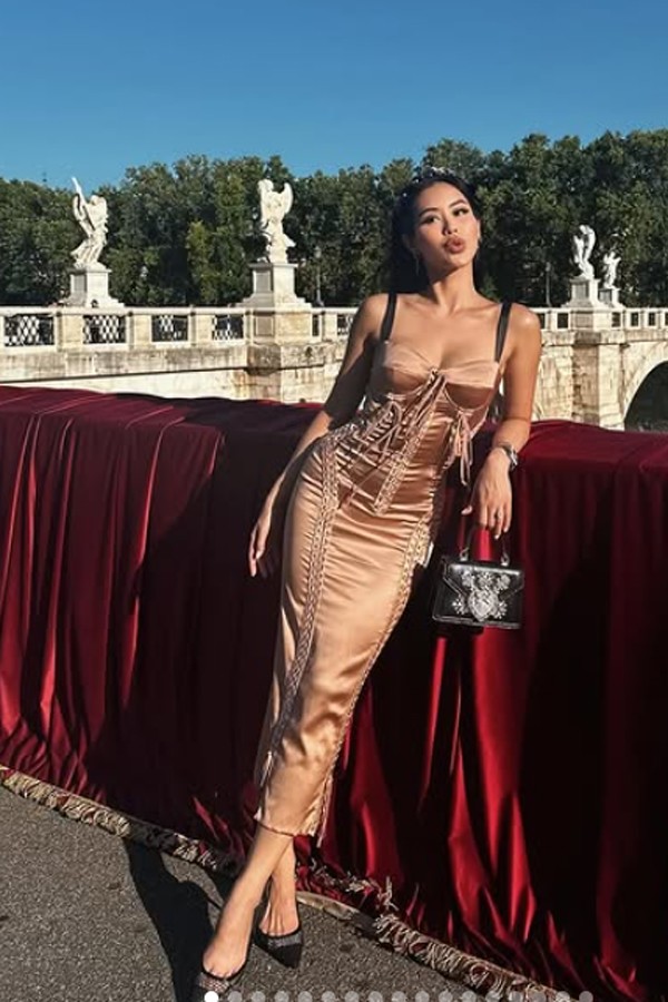 Tiên Nguyễn mang vẻ đẹp khỏe khoắn, gợi cảm và tràn đầy năng lượng.