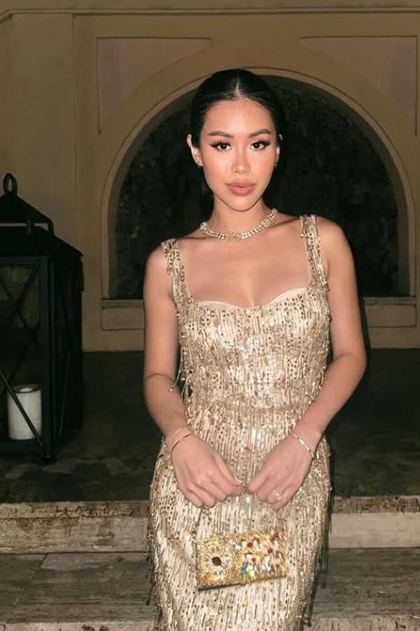 Chăm diện trang phục quyến rũ, mỗi lần lên đồ là mỗi lần Tiên Nguyễn khoe đường cong hút mắt đậm chất Latin.