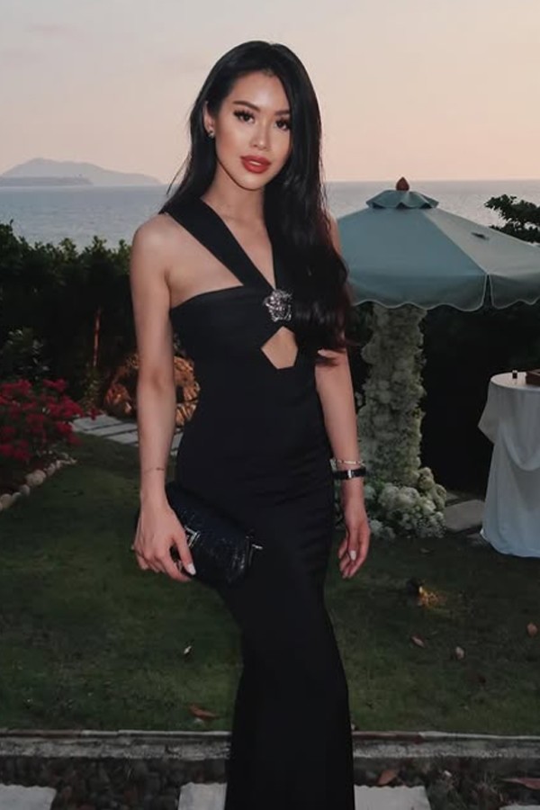 Chẳng phải mang vẻ đẹp mỏng manh nữ tính như chị dâu Hà Tăng, Tiên Nguyễn táo bạo và bốc lửa hơn rất nhiều. Ấn tượng là thế, song có vẻ như người đẹp vẫn chưa thực sự hài lòng về vẻ ngoài của mình. Chính vì thế mà cô nàng cũng đang bước vào thời gian diet (chế độ ăn kiêng).