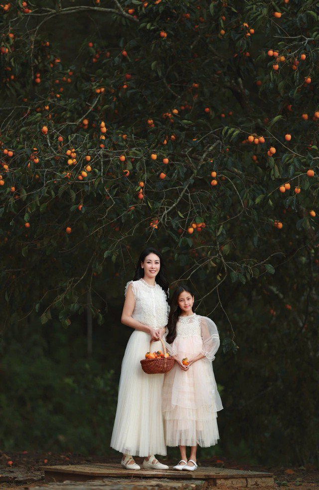 Hoa hậu Hà Kiều Anh và con gái cùng diện váy ren kết hợp với voan trắng đồng điệu, khoe vẻ đẹp "nàng thơ" trong trẻo, thuần khiết.