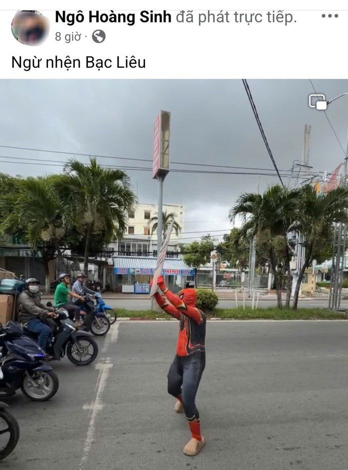 Tài khoản phát trực tiếp ghi lại cảnh "người nhện" chạy qua lại giữa đường, múa tay và lắc mông khi quảng cáo cho cửa hàng điện thoại đã gỡ bài đăng khỏi trang cá nhân