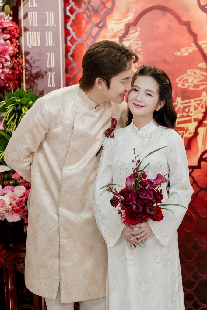 Đình Tú liên tục có cử chỉ tình tứ, thơm má vợ, trong khi Ngọc Huyền tỏ ra e ấp, ngại ngùng.