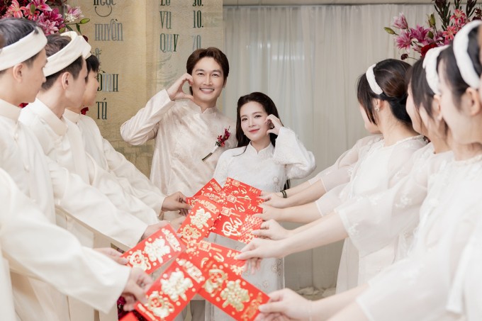 Chiều cao chênh lệch 30 cm nhưng Đình Tú - Ngọc Huyền được khán giả nhận xét đẹp đôi.