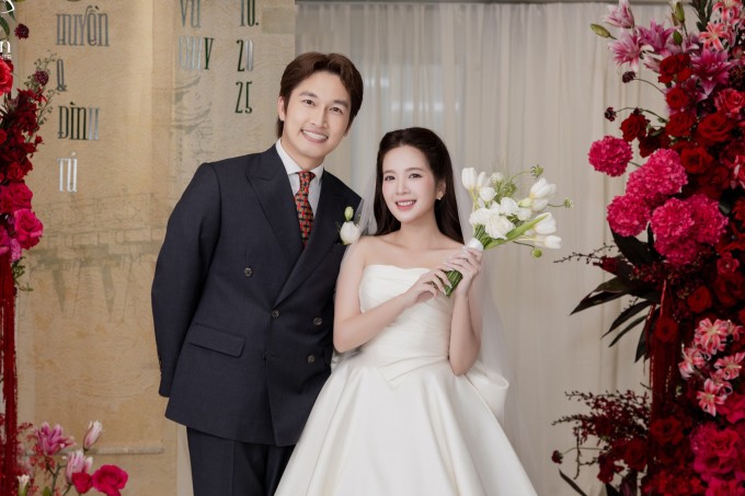 Cô dâu - chú rể sau đó thay âu phục để làm lễ vu quy. Trong khi Đình Tú bảnh bao với vest hai hàng cúc thì Ngọc Huyền khoe vẻ gợi cảm với váy cúp ngực dáng công chúa.