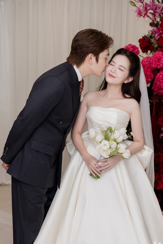 Đình Tú tiếp tục thơm má vợ khi làm lễ rước dâu.