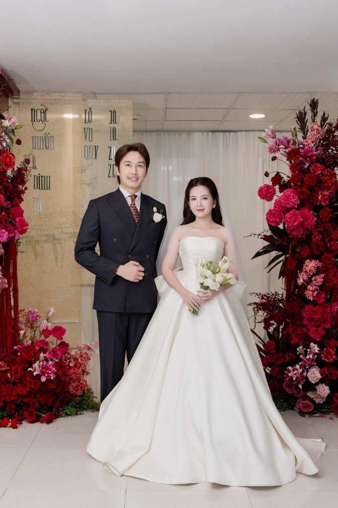 Đình Tú sinh năm 1992, tốt nghiệp Đại học Sân khấu Điện ảnh, được biết đến qua loạt phim truyền hình như: 'Hướng dương ngược nắng', 'Cả một đời ân oán', 'Thương ngày nắng về'... Ngọc Huyền sinh năm 1997, tốt nghiệp trường Đại học Sư phạm Hà Nội, sau đó bén duyên với phim ảnh. Diễn viên góp mặt trong các phim 'Mặt nạ gương', 'Chúng ta của 8 năm sau', 'Đừng nói khi yêu', 'Cha tôi, người ở lại'.