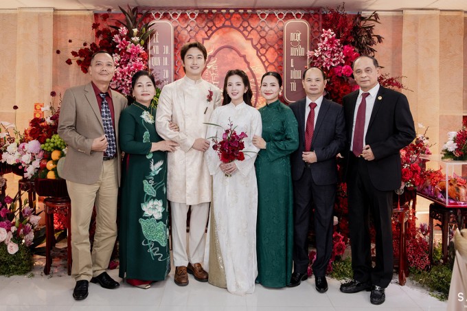 Vợ chồng Đình Tú - Ngọc Huyền bên hai gia đình sau khi hoàn thành lễ ăn hỏi.