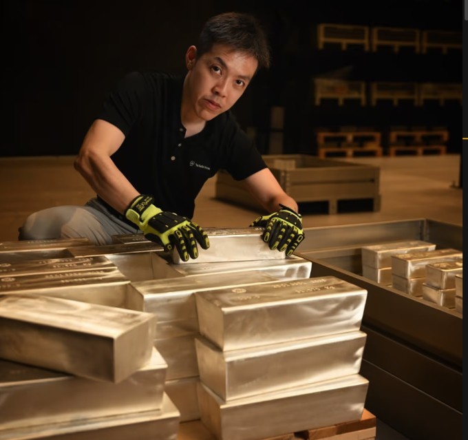 Sim làm việc trong kho vàng The Safe House. Ảnh: Straitimes