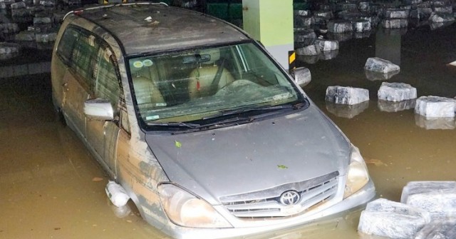 Ô tô, xe máy ngổn ngang trong bùn đất sau khi l...