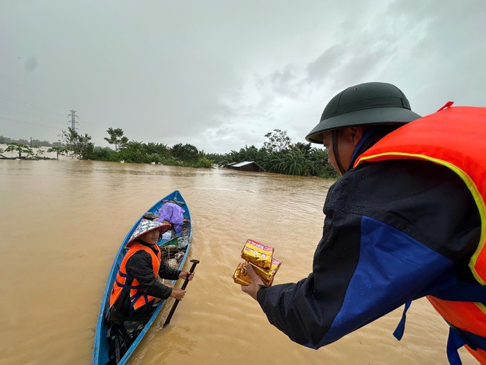 Lãnh đạo xã Đại Lộc, TP Đà Nẵng hỗ trợ lương thực cho người dân vùng ngập lụt