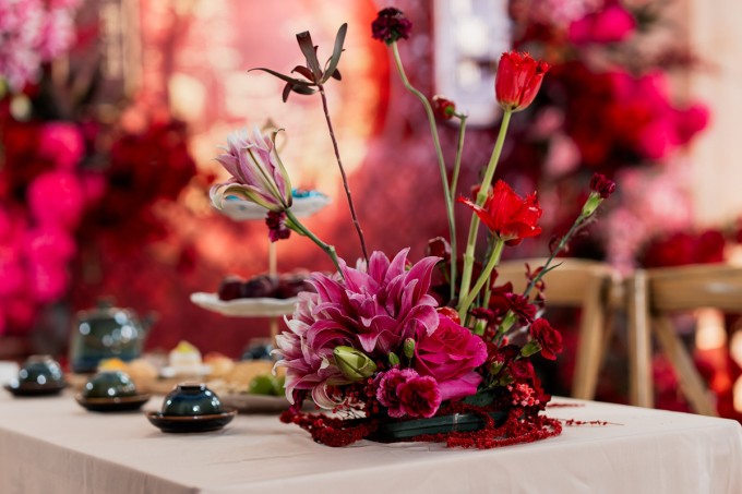Bàn tiếp khách cũng được chăm chút với các loại hoa ngoại nhập, bộ ấm chén gốm Bát Tràng, trái cây và bánh kẹo theo nghi thức cưới hỏi truyền thống.