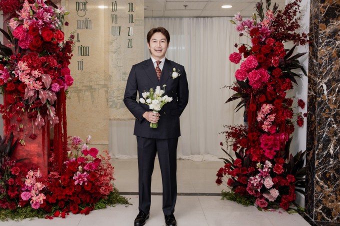 Cổng chào của nhà gái cũng được trang trí tông đỏ đồng điệu với phần thiết kế bên trong.