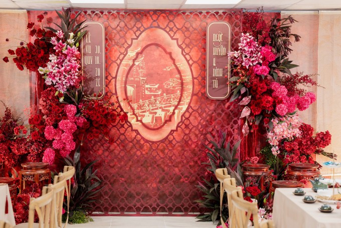 Phông nền có hình ảnh đền Ngọc Sơn, cầu Thê Húc - những công trình biểu tượng của Hà Nội, quê hương của cô dâu. Đơn vị thiết kế lễ cưới cho biết cầu Thê Húc với sắc đỏ rực, vươn ra mặt nước xanh tượng trưng hạnh phúc mới và khởi đầu trọn vẹn. Đền Ngọc Sơn nằm trên Hồ Gươm, gợi sự bình yên, bền vững.