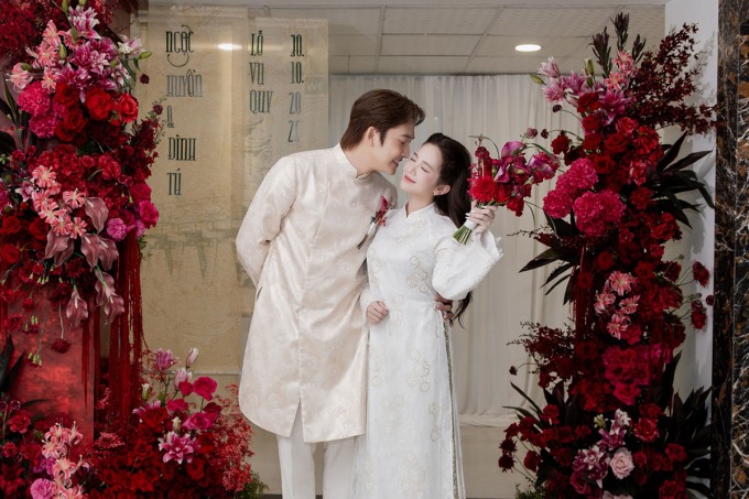 Hoa cầm tay của cô dâu và hoa cài áo của chú rể khi làm lễ ăn hỏi cũng đồng điệu với tông màu này.