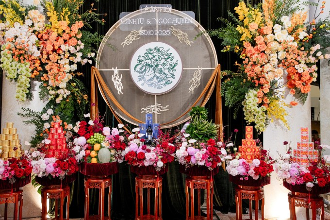 Trong khi đó phần trang trí ở nhà trai có điểm nhấn là phông nền lấy cảm hứng từ nón quai thao, đặc trưng cho nghệ thuật quan họ nổi tiếng của quê nhà chú rể. Các loài hoa được chọn để trang trí cho không gian nhà chú rể đều thuộc tông vàng - xanh, màu đặc trưng của chiếc bánh phu thê nổi tiếng của đất Bắc Ninh.