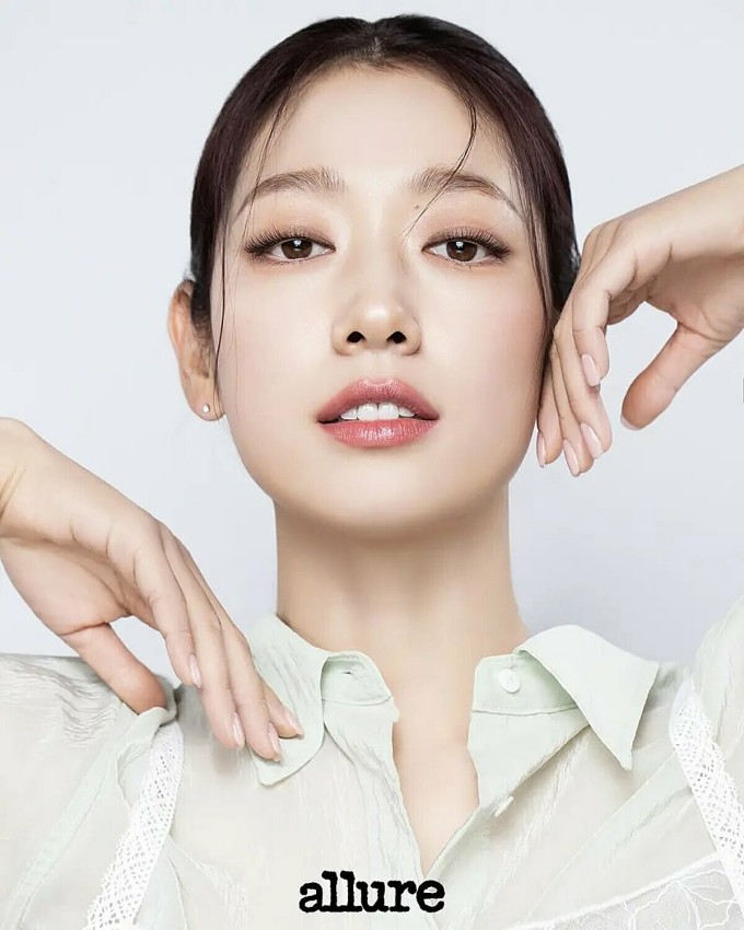 Nữ diễn viên Park Shin Hye không chỉ gây ấn tượng bởi diễn xuất tinh tế mà còn bởi làn da trắng hồng, tươi sáng. Ảnh: Allure