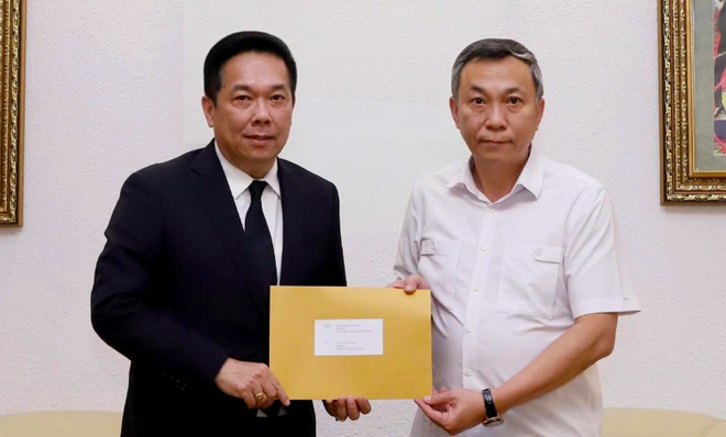 Phó chủ tịch Liên đoàn bóng đá Thái Lan - Adisak Benjasiriwan (trái) sang Hà Nội xin lỗi Chủ tịch Liên đoàn bóng đá Việt Nam Trần Quốc Tuấn và nhân dân Việt Nam, vì sai sót quốc kỳ tại lễ bốc thăm giải futsal