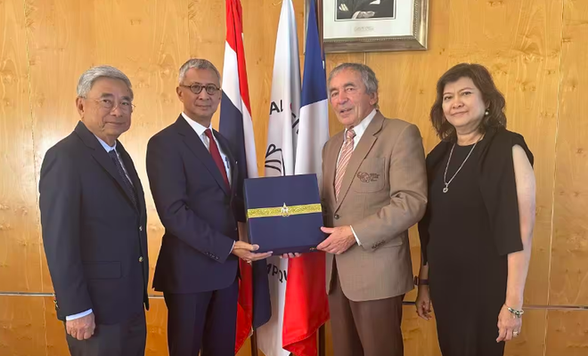 Chủ tịch Ủy ban Olympic quốc gia Thái Lan - Pimol Srivikorn (thứ hai từ trái sang) sang Pháp trực tiếp xin lỗi Chủ tịch Liên đoàn bi sắt thế giới - Claude Azema hôm 27-9