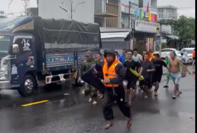 Lực lượng vũ trang thành phố Đà Nẵng khẩn trương đưa các nạn nhân vụ ngạt khí đi cấp cứu./ Ảnh HNM