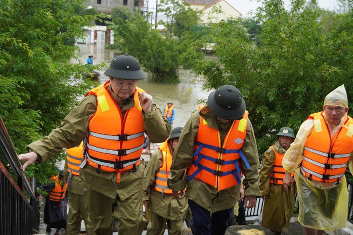 Phó Thủ tướng Mai Văn Chính cùng đoàn công tác trực tiếp kiểm tra tình hình mưa lũ tại Quảng Trị